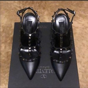 Rockstud Ankle strap PUMP with TONAL STUDS